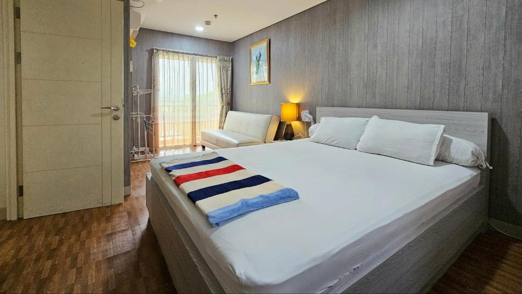 Quiet Low Level Lake View 3BRs Lippo Cikarang EJIP -Min Stay 3 Nights-